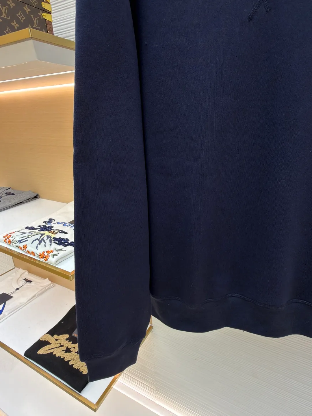 P290 Ralph Lauren logo embroidered sweatshirt ●Original version: Purchased and developed at 1690 ●Item number: 1681542-A15 ●Fabric: Cloud-like honey cotton fleece sweatshirt fabric ●Technology: Made by Hasuo ●Color: Navy blue ●Version: Fitted version ●Weight: about 430 grams ●Size: S-M-L-XL ●Description: Customized cloud-like honey cotton fleece sweatshirt material with delicate feel and comfortable skin fit It is based on fog gray and comes with a layer of soft light filter. It is embellished with exquisite indigo pony logo. It is highly recognizable. It has a breath of freedom and vitality. A symphony of pure and smart colors. It outlines a high-end outline with extreme simplicity and becomes the smart focus of vision. It shows taste in silence and adopts imported machine embroidery technology. It uses advanced computer control system and precise mechanical components to realize the iconic pony embroidery operation. High precision. The lines are smooth and delicate, using Hasuo technology. It is sewn using a specific machine. The fastness of the Haha thread is high. It adds visual effects. It is time-consuming and labor-intensive. The fabrics have been washed. It has a better hand feel and texture. It is not easy to deform, shrink or fade. It maintains long-term beauty. The overall wiring is straight and delicate, the fabric is comfortable and soft, and the color is consistent without color difference. It can be matched with the same style to create a fashionable look and control various occasions. Customized accessories, complete with three standards, same style for men and women!